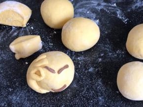 用红糖面做笑脸的眼睛和嘴巴