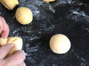 滚成圆球