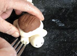 再用叉勺在乌龟脚上压出脚趾