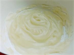 用奶锅加热，一边加热一边要用筷子拌，出现有点纹路的时候离火，在表面盖上一层保鲜膜，待温度凉了就可以使用【也可以提前做好放冰箱冷藏备用】