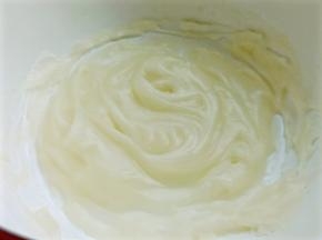 用奶锅加热，一边加热一边要用筷子拌，出现有点纹路的时候离火，在表面盖上一层保鲜膜，待温度凉了就可以使用【也可以提前做好放冰箱冷藏备用】