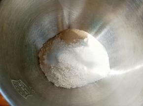 搅拌桶里先放液体，再放高筋面粉、酵母、盐与糖对角放，开启机器搅拌10分钟。