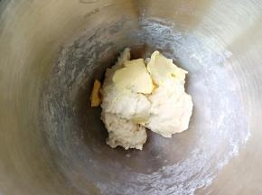 再加黄油继续拌10分钟出膜。