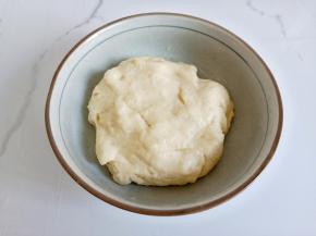 发酵时在面团上覆上保鲜膜，避免跟空气过多接触。