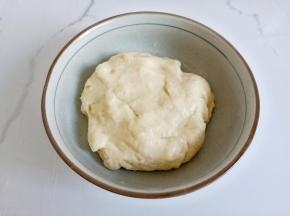 发酵时在面团上覆上保鲜膜，避免跟空气过多接触。