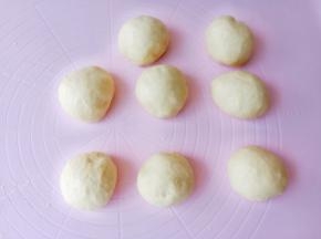 面团排气，分成8个小面团【模具刚好八小格，可以根据自己的需求来分】
