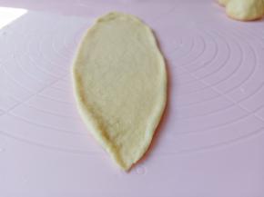 擀成长条形状。