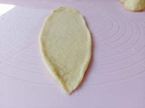 擀成长条形状。