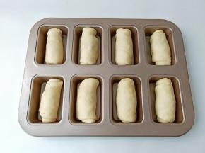 从上到下卷起来放入模具里。