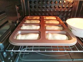  使用烤箱的发酵功能将模具放入烤箱内，并在面团旁边放上一碗沸水增加湿度，还可仅打开烤箱灯提升温度来发酵。