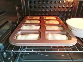  使用烤箱的发酵功能将模具放入烤箱内，并在面团旁边放上一碗沸水增加湿度，还可仅打开烤箱灯提升温度来发酵。