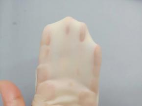 取一点面团，可以拉出手套膜就可以了。