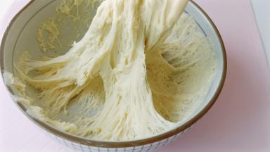 发酵到面团的2-2.5倍大，拉一下呈现蜂窝状即可。