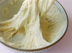 发酵到面团的2-2.5倍大，拉一下呈现蜂窝状即可。