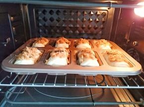 放入180度预热好的烤箱，放烤箱第二层，上下火170°烤15分钟左右【具体时间根据自己加的烤箱温度来上下调整】