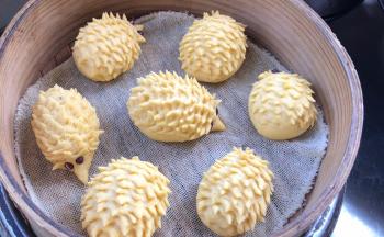 冷水上锅蒸，上气后转小火蒸8分钟，关火后焖1分钟