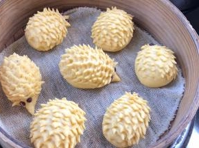 冷水上锅蒸，上气后转小火蒸8分钟，关火后焖1分钟