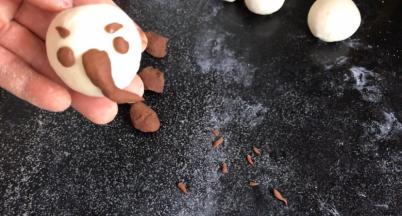 再取一些捏成小象的鼻子