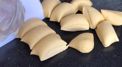 取大部分面团，分成若干个小面团