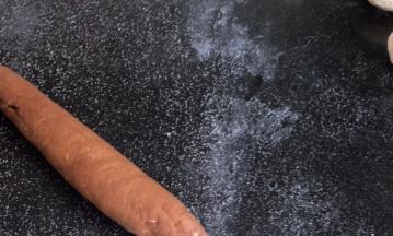 再把红糖面团搓成长条