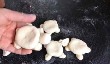 再用白面做出乌龟的脚、头