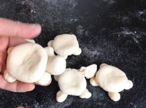 再用白面做出乌龟的脚、头