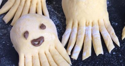 用红糖面团，做出章鱼的嘴、眼睛