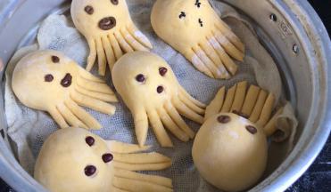 装入蒸屉中，醒发10分钟，冷水上锅蒸