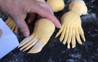 用刮刀切出章鱼的脚