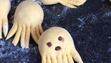 可以用红豆做眼睛、嘴巴