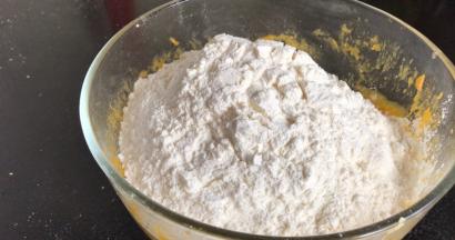 加入面粉，拌成絮状