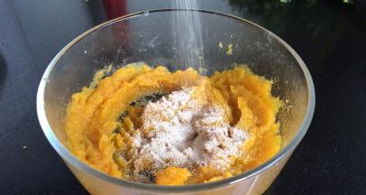 压成泥后加入酵母，拌匀