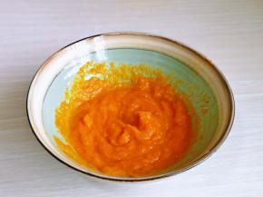 南瓜去皮，隔水蒸熟，再用手动打蛋器打成泥即可。(用料理机或破壁机也可以)