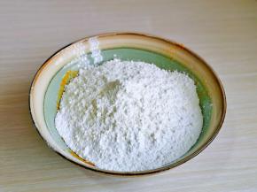 加入低筋面粉与糯米粉，用筷子搅拌成絮状。(普通面粉也可以)