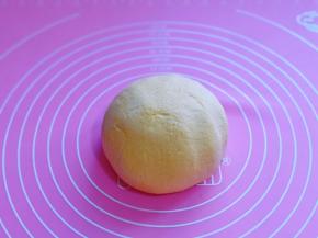 再揉成面团，因为不同粉吸水性不同，所以可以根据实际情况增减面粉的量。