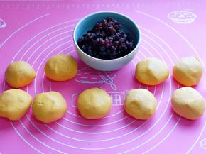 揉圆，准备好红豆馅。(提前做好的红豆馅，买来的也可以)