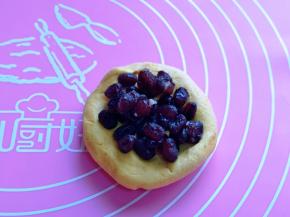 取一块面团，用掌心压扁，放上红豆馅，包起来，收口捏紧。(馅的量可以根据个人喜欢放，喜欢的多加一点，不喜欢的少一点，这个随意）