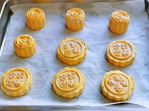 将每个面球放入蒸屉中，并间隔距离，再用月饼模具压出形状就可以啦！