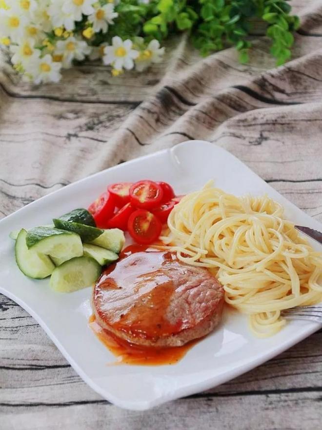 【食谱】自制黑椒牛排意面组合，好吃不打折