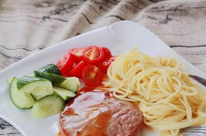 【食谱】自制黑椒牛排意面组合，好吃不打折