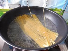 锅中烧开水，加入意面。煮开后要搅动。
