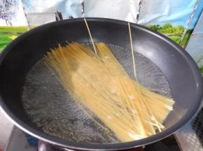锅中烧开水，加入意面。煮开后要搅动。