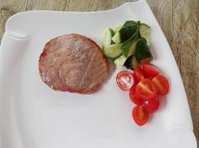 事先备好蔬菜的餐盘。装上煎好的牛排。