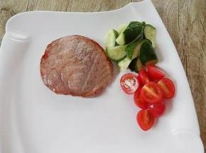 事先备好蔬菜的餐盘。装上煎好的牛排。