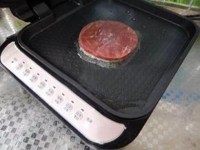 电饼铛预热，按“烤肉”键，入油，煎制牛排。煎好一面，再翻面。每一面的时间约2-3分钟。