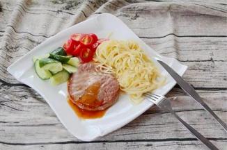 拌好的意面，装盘即可。