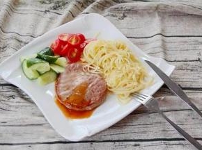 拌好的意面，装盘即可。