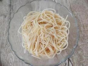 煮好的意面，不用过凉水，捞出来加入橄榄油拌匀。也可以加入适量步骤2的酱料。