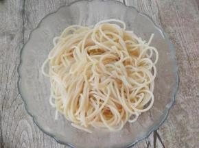 煮好的意面，不用过凉水，捞出来加入橄榄油拌匀。也可以加入适量步骤2的酱料。