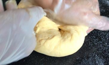 发酵好的面团揉匀排气